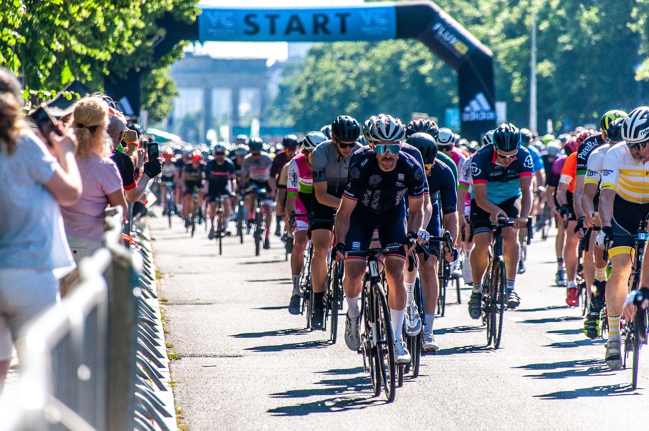 Enjoy thrilling Cycling game action with fast challenges